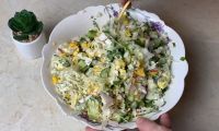 Салат из пекинской капусты, яиц, огурца, редиса и кукурузы