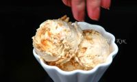Домашнее мороженое сникерс с карамелью и арахисом