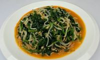 Салат из ростков маша и шпината по корейски