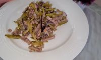 Мясной салат с говядиной, маринованными огурцами и луком