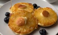 Творожные оладьи с ананасом