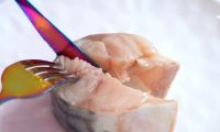 Маринованная скумбрия кусочками с луком и уксусом