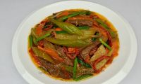 Жареное мясо говядины с овощами на сковороде по-корейски
