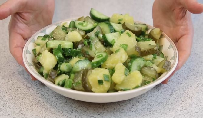 Постный салат с картошкой, огурцами и чесноком рецепт