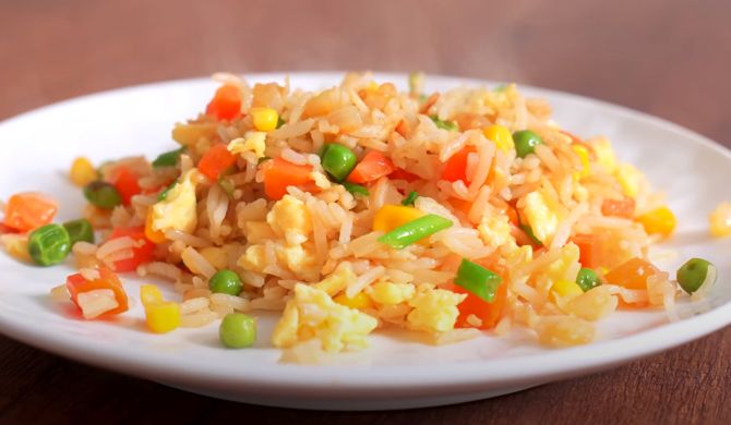 Жареный рис с овощами и яйцом по-китайски на сковороде рецепт
