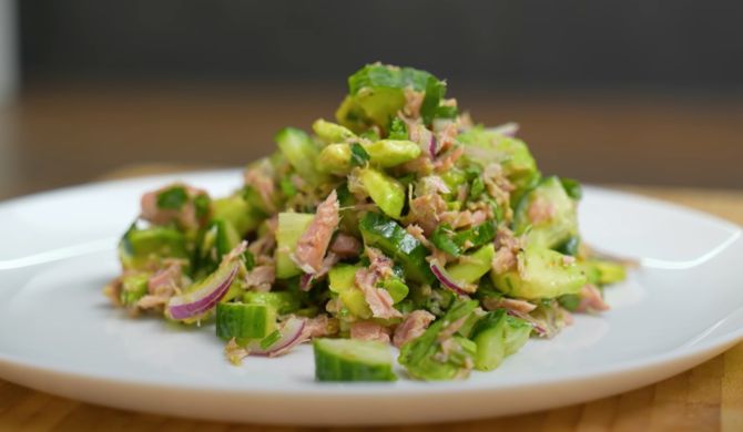 Салат из тунца, огурца и авокадо рецепт