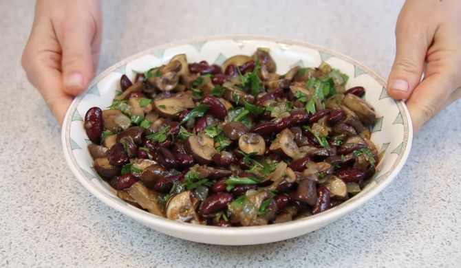 Постный салат с грибами шампиньонами и фасолью рецепт