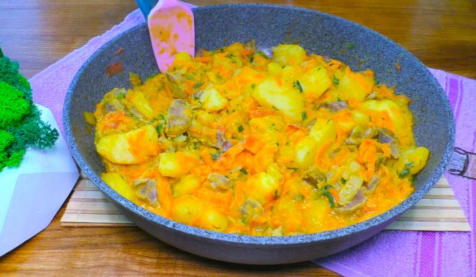 Тушеные куриные желудки с луком и морковью на сковороде рецепт