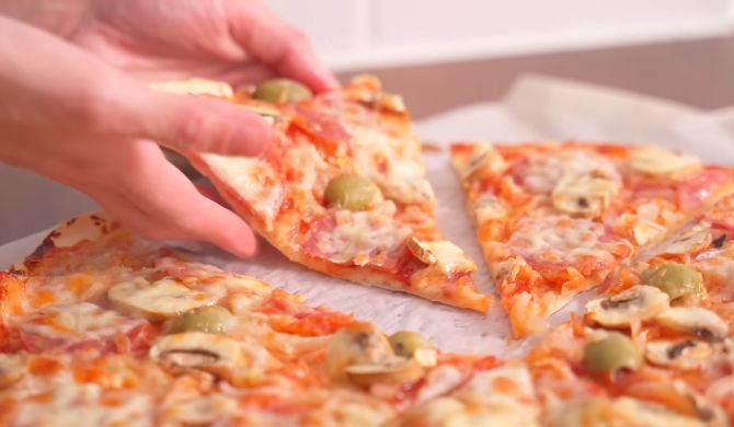 Пицца из лаваша с сыром, колбасой и грибами в духовке рецепт