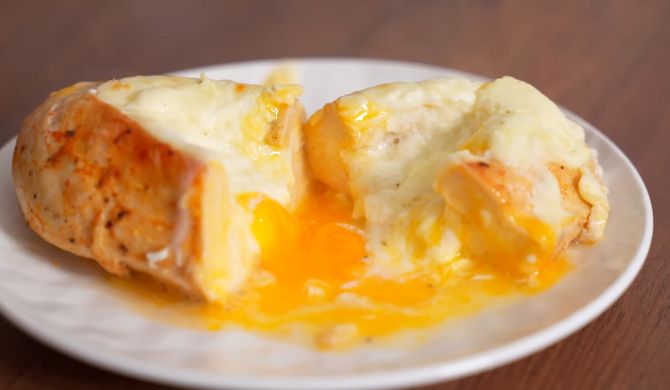 Запеченная куриная грудка с яйцом и сыром в духовке рецепт