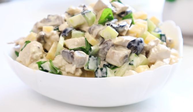 Салат с грибами, курицей, огурцом, маслинами и сыром рецепт