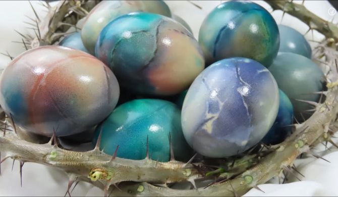 Как покрасить яйца пищевым красителем, фольгой и ватой рецепт