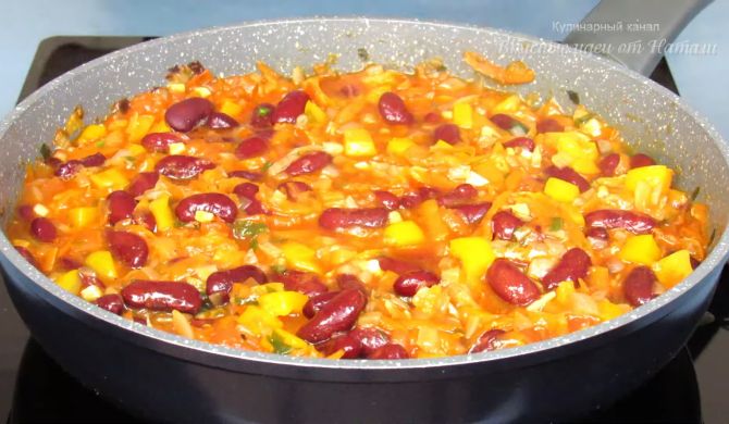 Фасоль с овощами в томатном соусе на сковороде рецепт