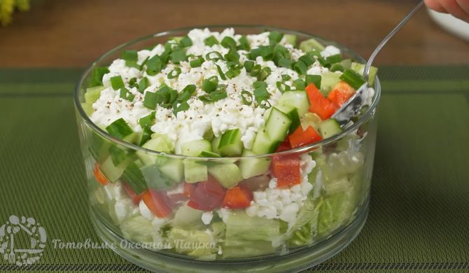 Салат с огурцами, капустой, перцем и творогом рецепт