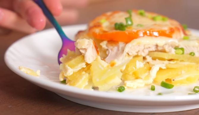 Картошка с курицей, помидорами и сыром в духовке рецепт