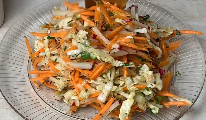 Салат из пекинской капусты, моркови и редиски рецепт
