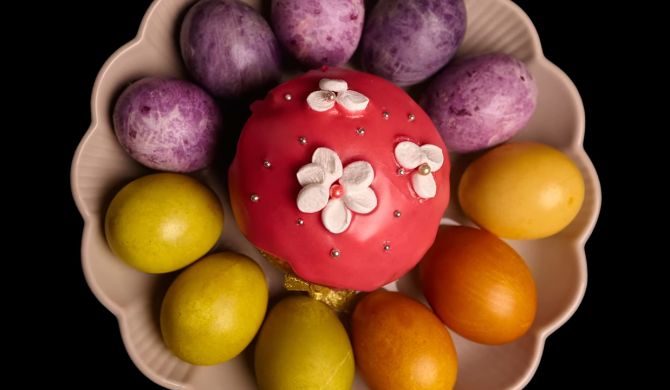 Как покрасить яйца куркумой и каркаде на Пасху рецепт