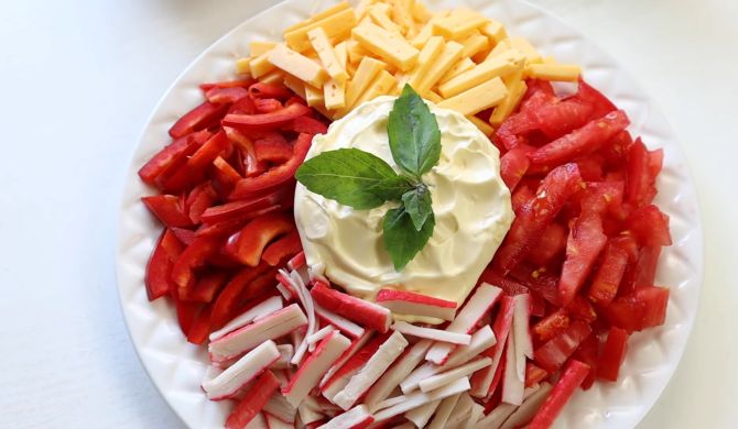 Салат Красное море с крабовыми палочками, помидорами, перцем и сыром рецепт