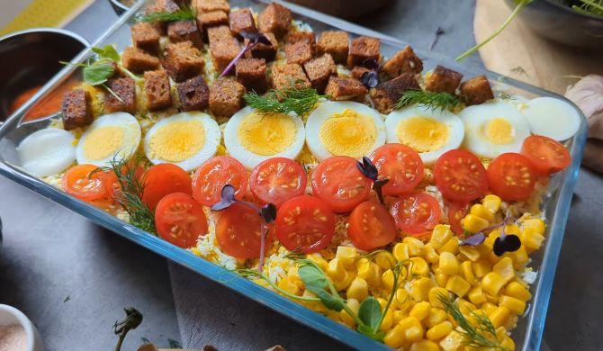 Салат с гренками, помидорами, кукурузой, сыром и яйцами рецепт