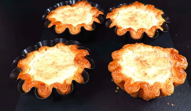 Пирожные слоеные корзинки с кремом и яблоками рецепт