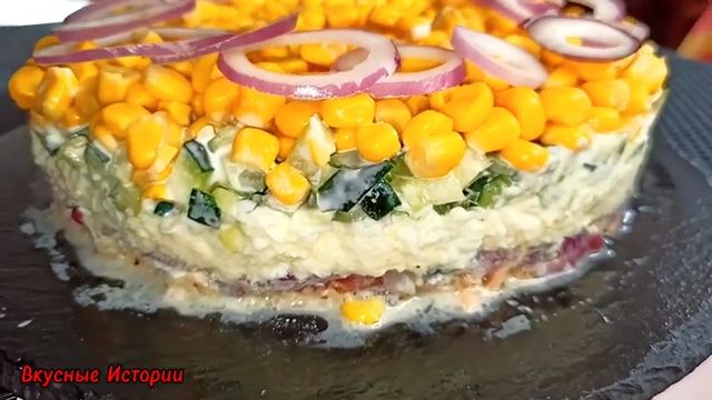Салат с тунцом консервированным, огурцом, кукурузой и яйцом рецепт