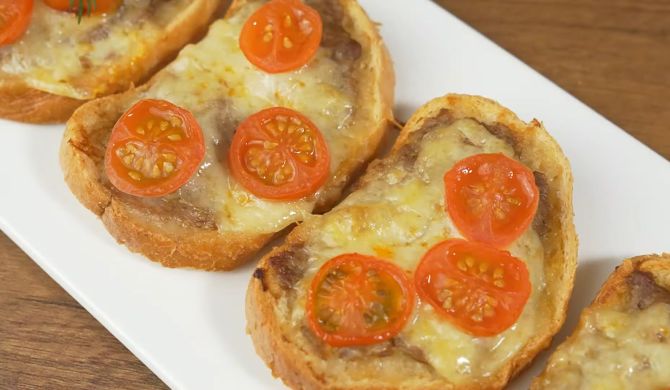 Горячие бутерброды с фаршем, сыром и помидором в духовке рецепт