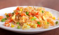 Жареный рис с овощами и яйцом по-китайски на сковороде