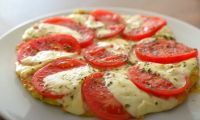 Кабачковая пицца на сковороде с помидорами и сыром