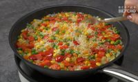 Постный плов из риса с овощами на сковороде