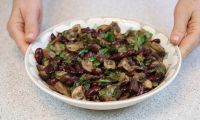 Постный салат с грибами шампиньонами и фасолью