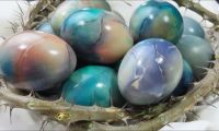 Как покрасить яйца пищевым красителем, фольгой и ватой