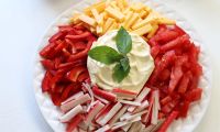 Салат Красное море с крабовыми палочками, помидорами, перцем и сыром