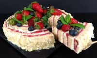 Красивый торт вертикальный с ягодами