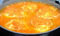 Куриные бедра в томатном соусе на сковороде