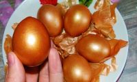 Как покрасить золотые яйца в луковой шелухе на пасху