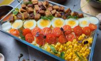 Салат с гренками, помидорами, кукурузой, сыром и яйцами
