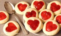 Домашнее печенье в форме сердечек с джемом