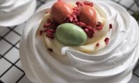 Десерт Павлова с клубникой и кремом из маскарпоне