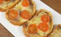 Горячие бутерброды с фаршем, сыром и помидором в духовке