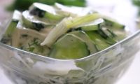 Салат из огурцов и маринованного лука со сметаной