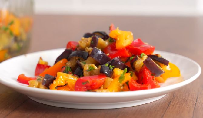Салат из баклажанов, помидоров и болгарским перцем рецепт