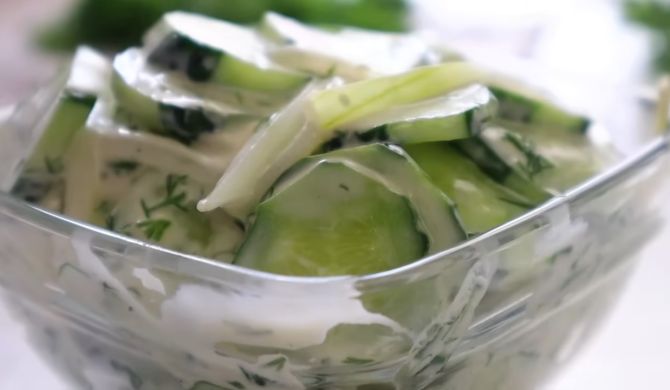 Салат из огурцов и маринованного лука со сметаной рецепт