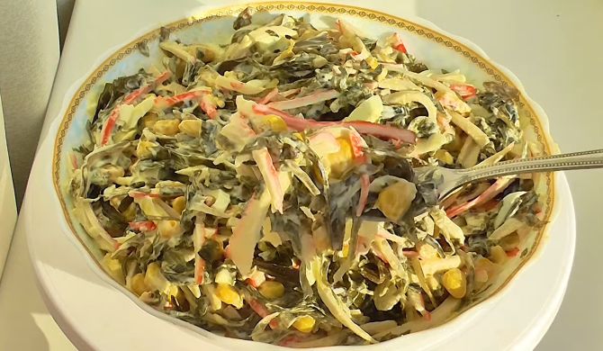 Салат с морской капустой, крабовыми палочками, яйцом и кукурузой рецепт