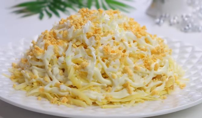 Салат с плавленным сыром, яйцом и сыром рецепт