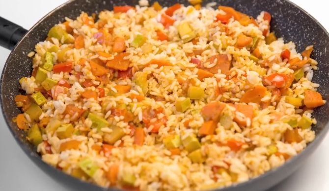 Рис с кабачками, помидорами, морковью и перцем на сковороде рецепт