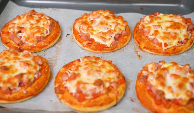 Мини пиццы из дрожжевого теста с колбасой и сыром рецепт