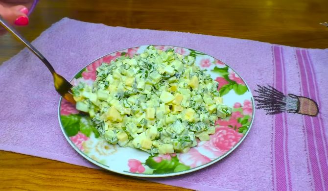 Салат из огурцов, сыра, яиц и зеленого лука рецепт