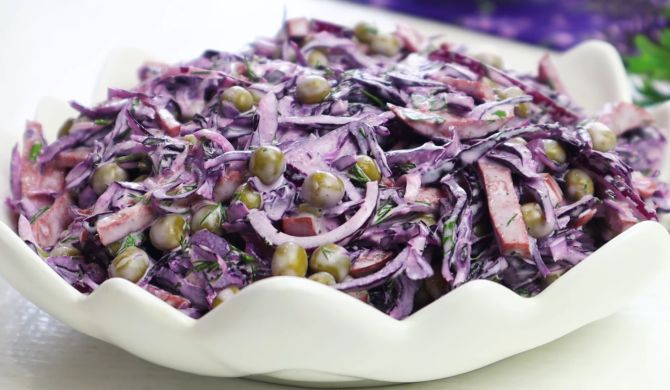 Салат из капусты, колбасы копченой, горошка и лука рецепт