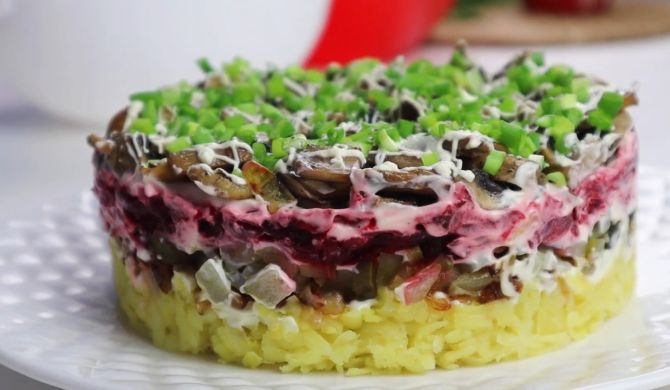 Салат из свеклы, картофеля, грибов и огурца рецепт