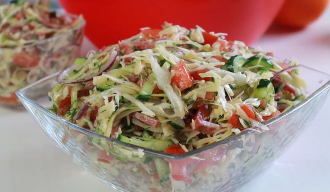 Салат с колбасой, капустой, огурцами и помидорами рецепт